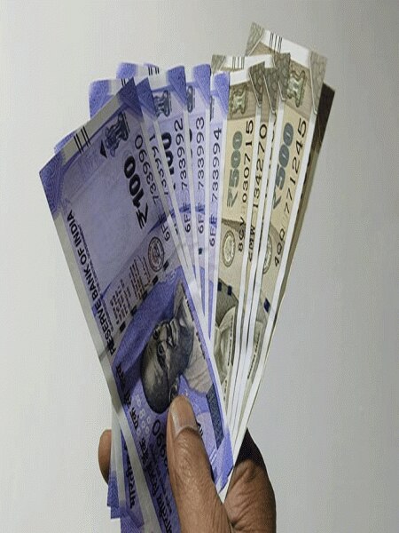 रात को सोते वक्त तकिए के नीचे रखें सिर्फ ये 1 चीज, होंगे फायदे ही फायदे   