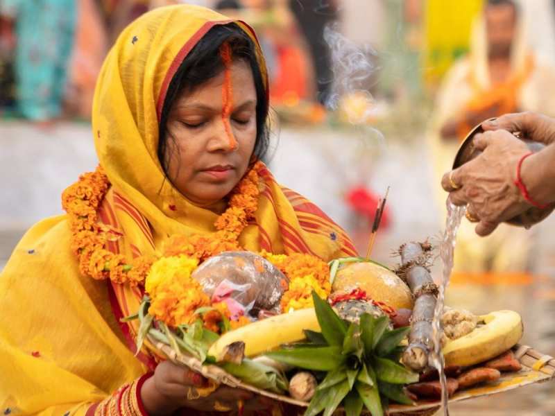  छठ पूजा में महिलाएं नाक तक क्यों लगाती हैं संतरी सिंदूर, जानें इसके पीछे का रहस्य 