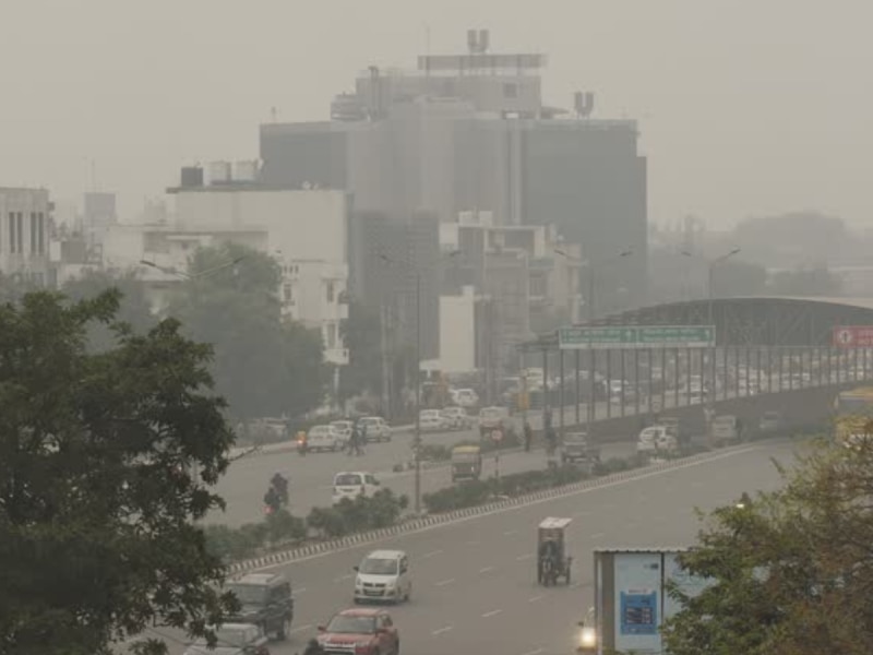 दिल्लीवासियों के लिए काल बन रही जहरीली हवा, 400 पार हुआ AQI, प्रदूषण से बिगड़े हालात 