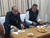 हिमाचल में समोसा विवाद पर अब समोसा खाते हुए दिखे नेता प्रतिपक्ष जयराम ठाकुर, सुक्खू सरकार पर लगाया आरोप!