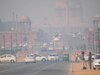 Delhi Pollution: दिल्ली में विकराल रूप ले रहा प्रदूषण, जहरीली हवा से लोगों का घुट रहा दम, जानें आज कितना है AQI 