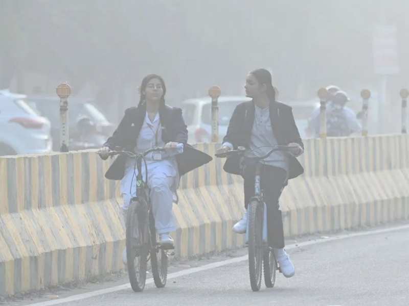 दिल्ली: सीजन में पहली बार &#039;गंभीर&#039; श्रेणी में पहुंचा AQI, स्कूलों को बंद करने की मांग