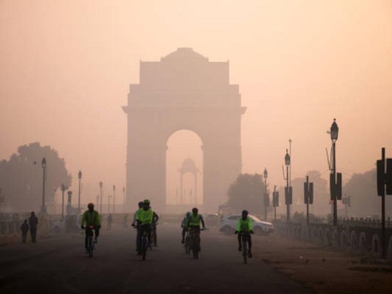 Weather Update:  दिल्ली-नोएडा में कड़ाके की ठंड ने दी दस्तक, घने कोहरे की चादर से लिपटी राजधानी  