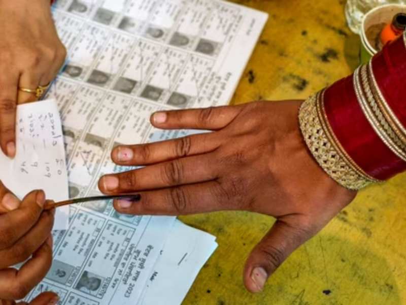 Maharashtra Assembly polls: महाराष्ट्र में शुरुआती मतदान प्रतिशत कम, पुणे में वोटिंग बढ़ाने के लिए वोटर्स को मिल रहा फ्री खाना-पीना