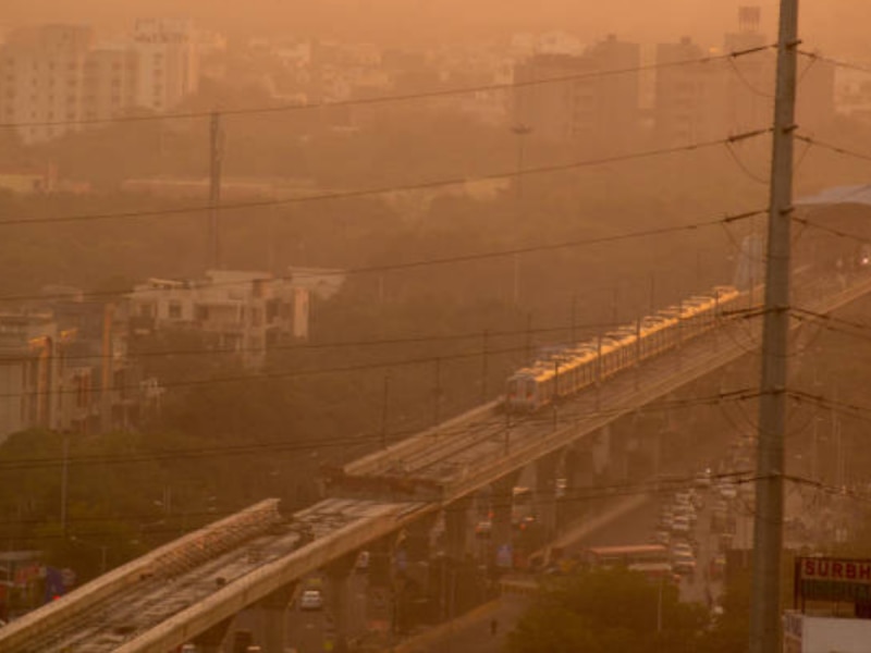 Delhi Pollution: जहरीली हवा से दिल्ली में सांस लेना दूभर, 500 के उपर पहुंचा AQI