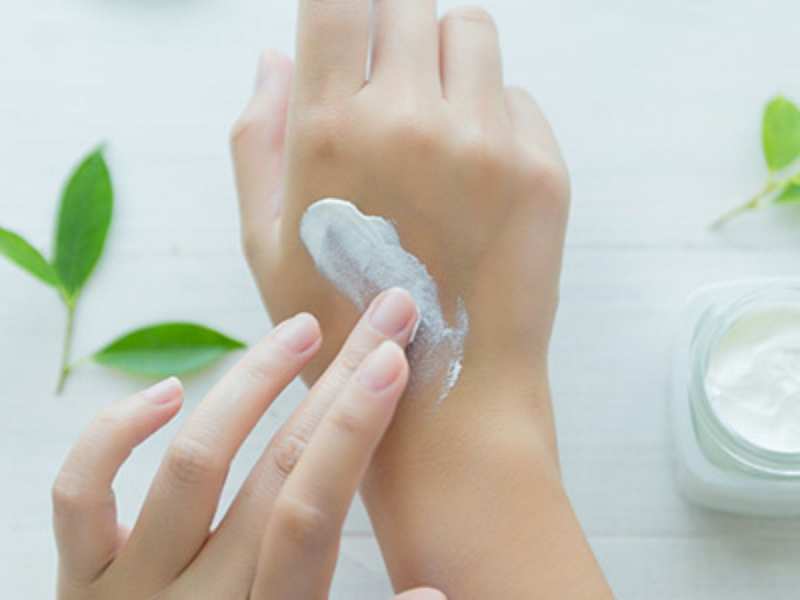 सर्दियों में न भूलें स्किन केयर, हाथ-पैरों की त्वचा का इस तरह रखें ख्याल
