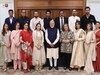 Kareena Kapoor: कपूर खानदान ने की PM मोदी से मुलाकात, करीना कपूर ने बेटे टिम और जेह के लिए लिया ऑटोग्राफ