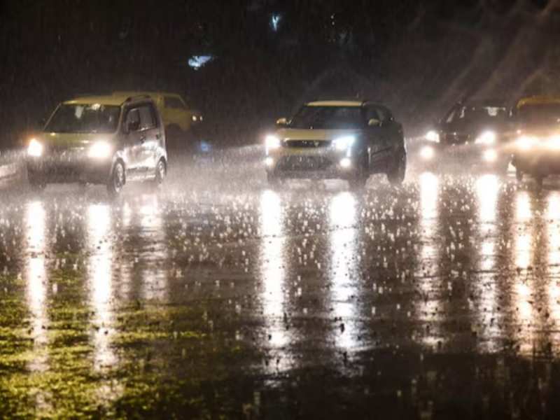 Rainfall Alert: दिल्ली-NCR में भारी बारिश, ठिठुरन बढ़ी, आने वालों दिनों के लिए इन इलाकों में अलर्ट जारी