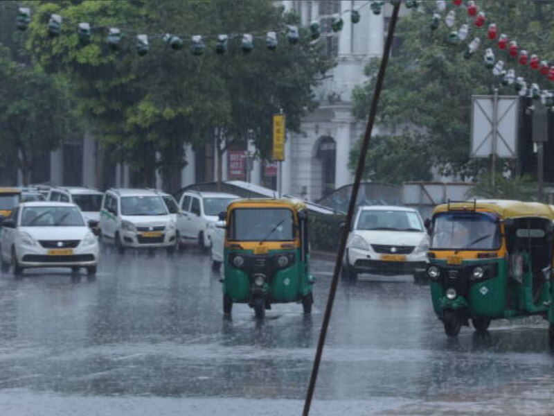 Weather Update: दिल्ली NCR में बारिश ने बढ़ाई ठंड, पहाड़ों पर जमकर हो रही बर्फबारी 