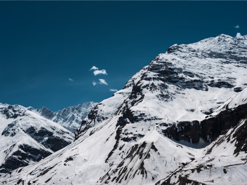 Weather Update: पहाड़ी राज्यों में बर्फबारी ने बढ़ाई सर्दी, कड़कड़ाती ठंड से कांपी दिल्ली 