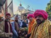 पाकिस्तानी जायरीन ने अजमेर दरगाह पर चढ़ाई चादर, अमन और भारत-पाक के बीच मोहब्बत कायम रहने की मांगी दुआ 