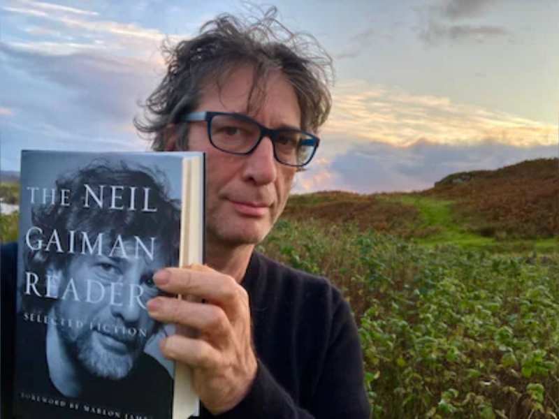 बच्चे के सामने भी Neil Gaiman ने नहीं छोड़ा! &#039;द सैंडमैन&#039; जैसी किताबें लिख चुके फेमस लेखक पर 8 महिलाओं ने लगाए गंभीर आरोप