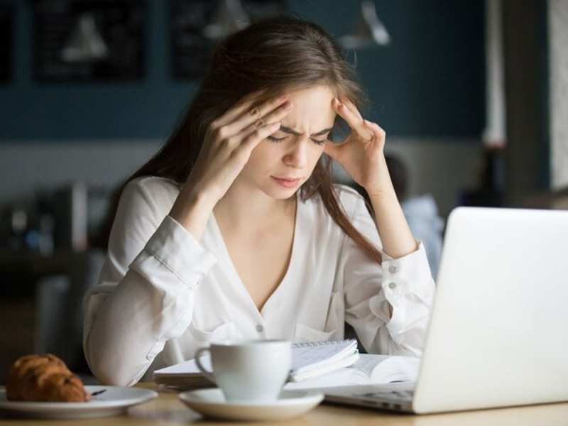 लाख कोशिशों के बाद भी नहीं रुक रही ओवरथिंकिंग, लाइफ में सुकून लाने के लिए क्या करें
