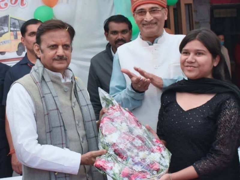 ऑटो चालक पिता और माँ ने नहीं देखा कभी स्कूल का मुंह, बेटी आयशा बनी डिप्टी कलेक्टर 