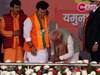 पीएम मोदी ने जिस विधायक के छुए थे तीन बार पैर, उसे रेखा कैबिनेट में नहीं मिली जगह, जानें कौन है वो
