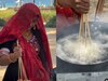 Viral Video: राजस्थानी बींदणी ने तले ऐसे पकोड़े, वीडियो देख लोग बोले- 'हे भगवान ये क्या जुलम है'