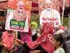 वक्फ बिल के समर्थन जश्न मनाती मुस्लिम महिलाएं