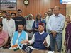 मुंडेरवा में पुल निर्माण कार्य रुकने से बढ़ी लोगों की परेशानियां, सरकार पर लगाए अनदेखी के आरोप
