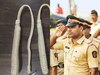 Police Uniform: पुलिस की यूनिफॉर्म में क्यों लगी होती है ये रस्सी? जानें क्या है इसका असली काम