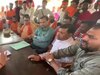 थाने में हंगामा करते हिंदवादी संगठन