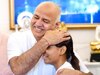 दिल्ली के पूर्व मंत्री मनीष सिसोदिया मंगलवार को सीबीएसई टॉपर्स से मिले.