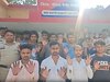 लोगों के फिंगर प्रिंट्स जांच करती पुलिस