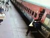 ଦେବଦୂତ ସାଜିଲେ ଜିଆରପି ଯବାନ, ଟ୍ରେନ୍ ଲାଇନରୁ ବଞ୍ଚେଇଲେ ଜୀବନ