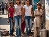 ए बाबू पैसे दो ना... बलिया में जींस पहने रईस दिखने वाली लड़कियां मांगती दिखी भीख, पुलिस ने लिया हिरासत में