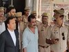 Mau News: माफिया रमेश सिंह काका ने फिल्मी अंदाज में किया कोर्ट में सरेंडर, पुलिस को नहीं लगी भनक