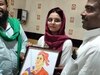 अरीबा को सम्मानित करते AIMIM नेता