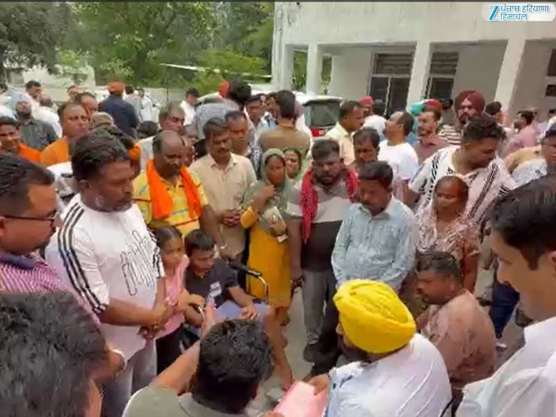 ''ਸਾਡਾ ਐੱਮ ਐਲ ਏ'' ਪ੍ਰੋਗਰਾਮ ਤਹਿਤ ਸਿੱਖਿਆ ਮੰਤਰੀ ਨੇ ਲੋਕਾਂ ਦੀਆਂ ਸ਼ਿਕਾਇਤਾਂ ਸੁਣੀਆਂ