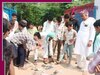 Haryana News: साइबर अपराध के खिलाफ ग्रामीणों की अनोखी पहल, युवाओं ने खुद तोड़े मोबाइल