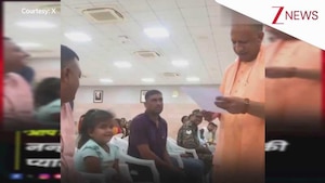 'मेरा एडमिशन करा दो'...छोटी सी बच्ची ने सीएम योगी से लगाई गुहार, मुस्कुराते हुए दिया प्यारा सा जवाब