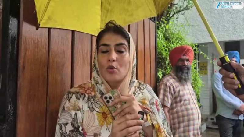 Bikram Singh Majithia: ਵਿਜੀਲੈਂਸ ਵੱਲੋਂ ਬਿਕਰਮ ਮਜੀਠੀਆ ਦੇ ਘਰ ਉਤੇ ਛਾਪੇਮਾਰੀ; ਗਨੀਵ ਕੌਰ ਖੁਦ ਮੀਡੀਆ ਨੂੰ ਅੰਦਰ ਲੈ ਕੇ ਗਏ Bikram Singh Majithia: ਵਿਜੀਲੈਂਸ ਵੱਲੋਂ ਬਿਕਰਮ ਮਜੀਠੀਆ ਦੇ ਘਰ ਉਤੇ ਛਾਪੇਮਾਰੀ; ਗਨੀਵ ਕੌਰ ਖੁਦ ਮੀਡੀਆ ਨੂੰ ਅੰਦਰ ਲੈ ਕੇ ਗਏ