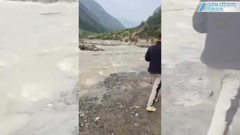 बाढ़ आने से चौखंग-नैनगार सड़क अवरूद्ध होने से फसी बस, देखें वीडियो बाढ़ आने से चौखंग-नैनगार सड़क अवरूद्ध होने से फसी बस, देखें वीडियो