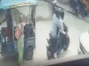 Noida News: नोएडा में घर के सामने बुजुर्ग महिला की चेन लूट फरार हुए बदमाश