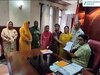 महिला प्रधान को टेंडर में गड़बडी क़े आरोप में किया सस्पेंड, प्रधान के समर्थन में खड़े हुए गांव क़े लोग