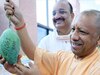 सीएम योगी का जब 'योगी आम' से हुआ सामना, चेहरे पर आई मुस्कान, पूरे यूपी के लिए कह दी गर्व की बात