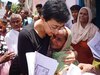 Delhi News: जिंदगीभर की पूंजी से बनाया था घर अब क्या उसे टूटते देखूं, बूढ़ी अम्मा ने आतिशी के सामने किया दर्द बयां