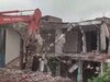 नबी अहमद के तीन मंजिला मकान पर दौड़ा बुलडोजर
