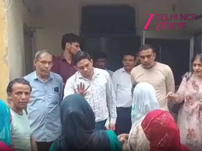 संत कबीर कॉलोनी में लो वोल्टेज पर लोगों का पारा हाई, बिजली कार्यालय पर प्रदर्शन