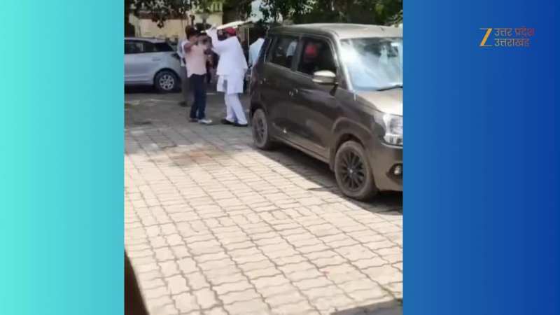 रजनीकांत को दे तमाचे, दे तमाचे...  सपा के पूर्व ब्लॉक प्रमुख की तहसील में पिटाई का वीडियो वायरल