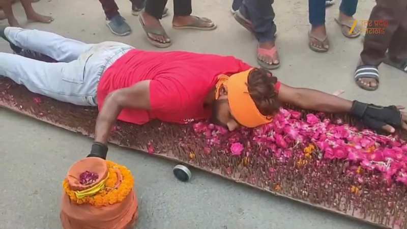 VIRAL VIDEO: खड़ी कीलों की शय्या पर लेटकर कांवड़ यात्रा, भोले की अनूठी और दृढ भक्ति कर देगी हैरान