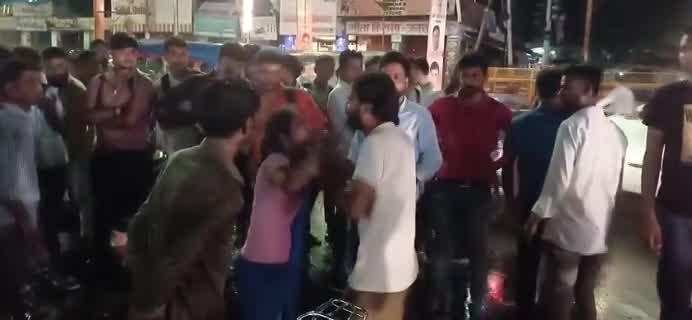 Jhansi Video: प्रेमी संग पकड़ी गई 'बेवफा पत्नी', पति पर ही भड़की, फिर जो हुआ देख हर कोई आवाक!
