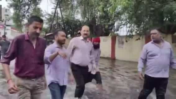 Meerut DM Video: बेतहाशा बारिश से मेरठ की सड़क बनी तालाब, शिकायत मिलते ही 2 फीट पानी में उतरे डीएम-कमिश्नर