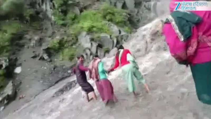Chamba: उफनते बन्नी नाले में फंसी महिलाएं और बच्चे, वीडियो वायरल Chamba: उफनते बन्नी नाले में फंसी महिलाएं और बच्चे, वीडियो वायरल