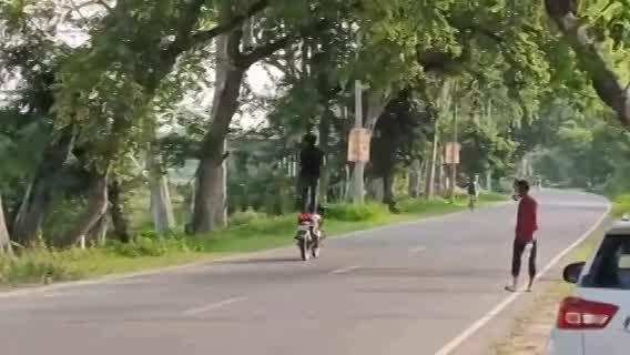 Gonda Video: गोंडा में बाइक पर खतरनाक स्टंट, डरने के बजाय मजे करता दिखा शख्स
