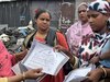 गुरुग्राम में अपने कागज दिखाती मुस्लिम महिला (PC- The Wire)
