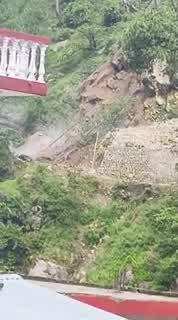 Uttarkashi Video: धमाके के साथ भरभराकर गिरा पहाड़, यमुनोत्री हाईवे का खौफनाक मंजर देख सहमे लोग