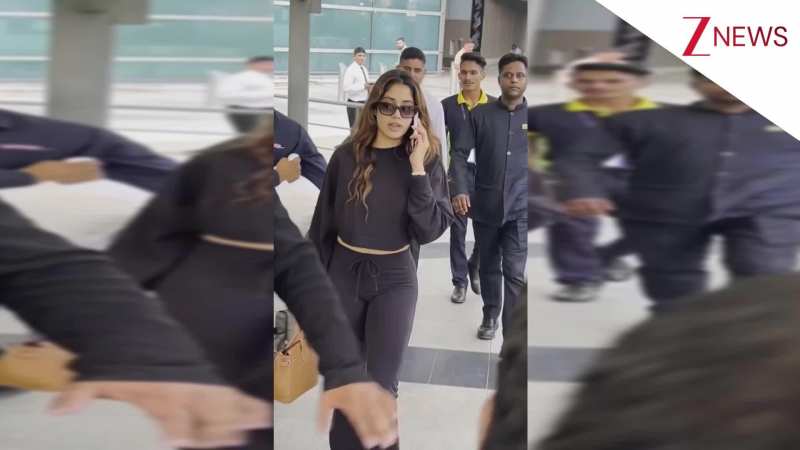 एयरपोर्ट पर ब्लैक कैजुअल आउटफिट और नो मेकअप लुक में नजर आईं Janhvi Kapoor, सिंपलिसिटी देख दिल हार बैठे फैंस! एयरपोर्ट पर ब्लैक कैजुअल आउटफिट और नो मेकअप लुक में नजर आईं Janhvi Kapoor, सिंपलिसिटी देख दिल हार बैठे फैंस!